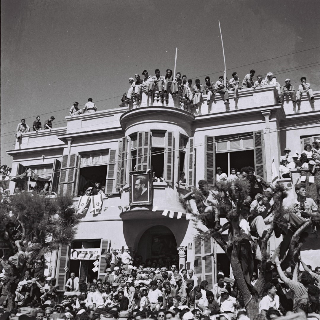 INDEPENDENCE DAY PARADE, 1949. TEL AVIVIANS       CROWDING WINDOWS, TREE TOPS AND ROOF WAITING FOR THE PARADE.